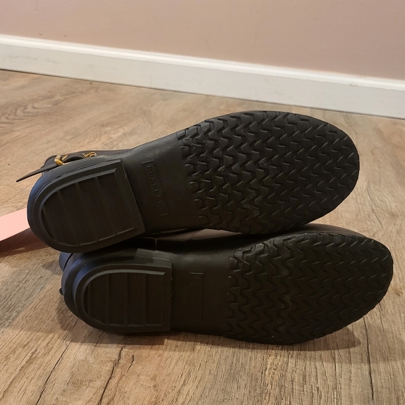 Burberry Black Leather Boots with Gold Buckle - Picture 6 of 9